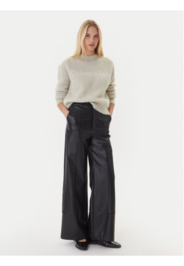 Calvin Klein Sweter LV044D359G Beżowy Relaxed Fit. Kolor: beżowy. Materiał: syntetyk