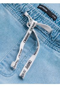Ombre Clothing - Spodnie męskie JOGGERY jeansowe z efektem sprania - jasnoniebieskie V1 - Rozmiar: S. Okazja: na co dzień. Kolor: niebieski. Materiał: jeans. Wzór: aplikacja. Styl: casual, elegancki #3