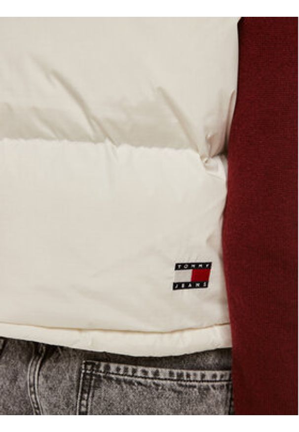 Tommy Jeans Bezrękawnik Alaska DW0DW18611 Biały Cropped Fit. Kolor: biały. Materiał: syntetyk. Długość rękawa: bez rękawów