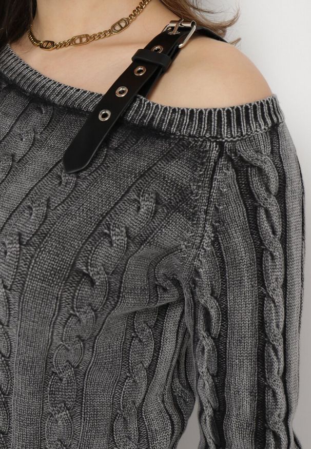 Born2be - Czarny Sweter z Ozdobnym Paskiem Przy Ramieniu i Splotem Alvoria. Okazja: na co dzień. Kolor: czarny. Materiał: jeans. Długość rękawa: długi rękaw. Długość: długie. Wzór: ze splotem. Styl: klasyczny, casual, elegancki