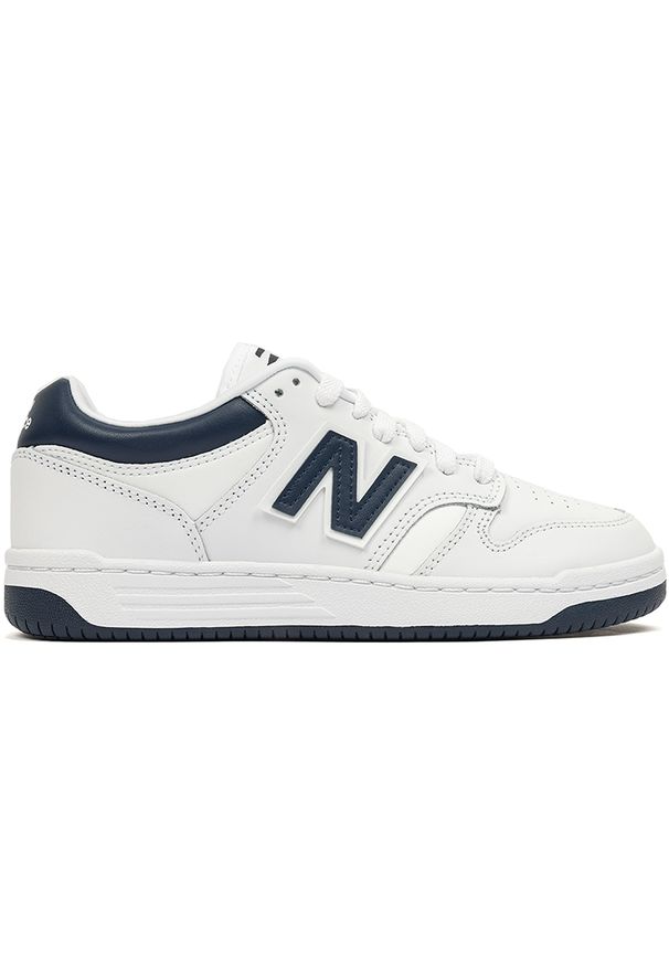 Buty dziecięce New Balance GSB480WN – białe. Okazja: na uczelnię, na co dzień. Kolor: biały. Materiał: skóra, syntetyk. Szerokość cholewki: normalna. Sport: turystyka piesza