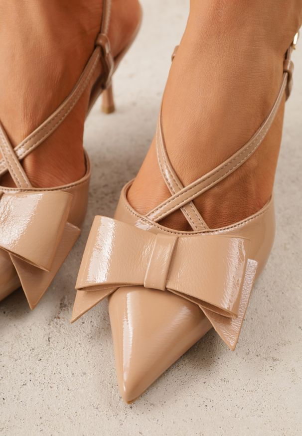 Renee - Ciemnobeżowe Szpilki VICES z Aplikacją w Kształcie Kokardy Evithe. Nosek buta: szpiczasty. Zapięcie: sprzączka. Kolor: beżowy. Materiał: skóra, lakier. Wzór: aplikacja. Sezon: lato. Obcas: na szpilce. Wysokość obcasa: średni