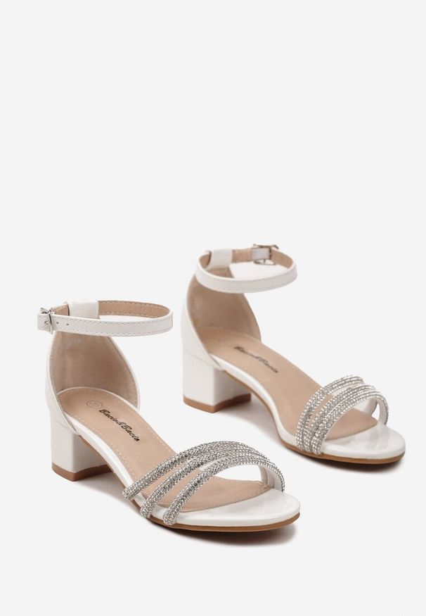 Born2be - Białe Sandały na Niskim Obcasie z Zapięciem wokół Kostki z Cyrkoniami Noobina. Kolor: biały. Styl: elegancki