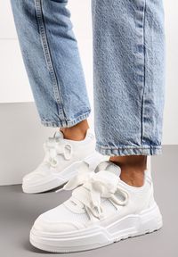 Born2be - Białe Sneakersy na Niskiej Platformie z Szerokimi Sznurówkami Gritte. Kolor: biały. Obcas: na platformie #6