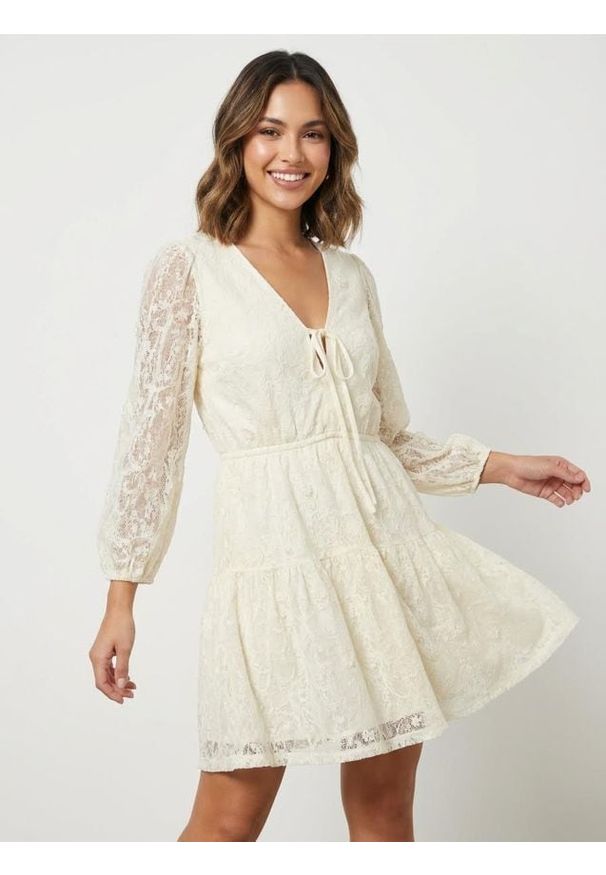 Sinsay - Sukienka mini babydoll z koronką - kremowy. Kolor: kremowy. Materiał: koronka. Wzór: koronka. Długość: mini