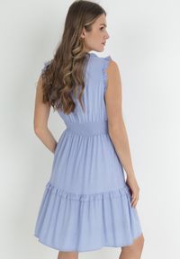 Born2be - Niebieska Sukienka z Falbankami i Marszczoną Gumką w Pasie z Wiskozy Falirina. Typ kołnierza: kołnierz z falbankami. Kolor: niebieski. Materiał: wiskoza. Wzór: aplikacja #3