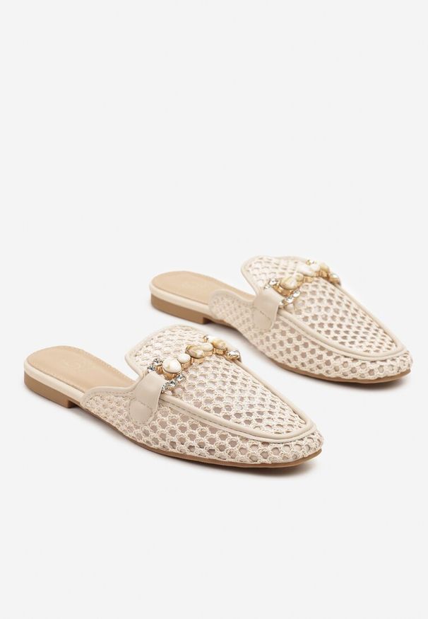 Born2be - Beżowe Siateczkowe Klapki Typu Mule z Klamrą i Cyrkoniami Nimithara. Okazja: na co dzień, na spacer. Kolor: beżowy. Materiał: jeans. Wzór: aplikacja. Sezon: wiosna, lato. Styl: elegancki, casual