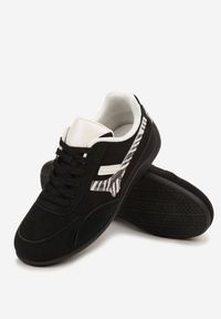 Born2be - Czarne Sneakersy Ozdobione Geometrycznym Wzorem w Zeberkę Arulia. Okazja: na co dzień, na spacer. Kolor: czarny. Materiał: jeans. Wzór: aplikacja, geometria. Sport: turystyka piesza #4