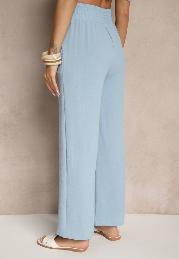 Renee - Jasnoniebieskie Szerokie Spodnie High Waist z Gumką w Pasie Savimirae. Okazja: na co dzień. Stan: podwyższony. Kolor: niebieski. Styl: casual, elegancki