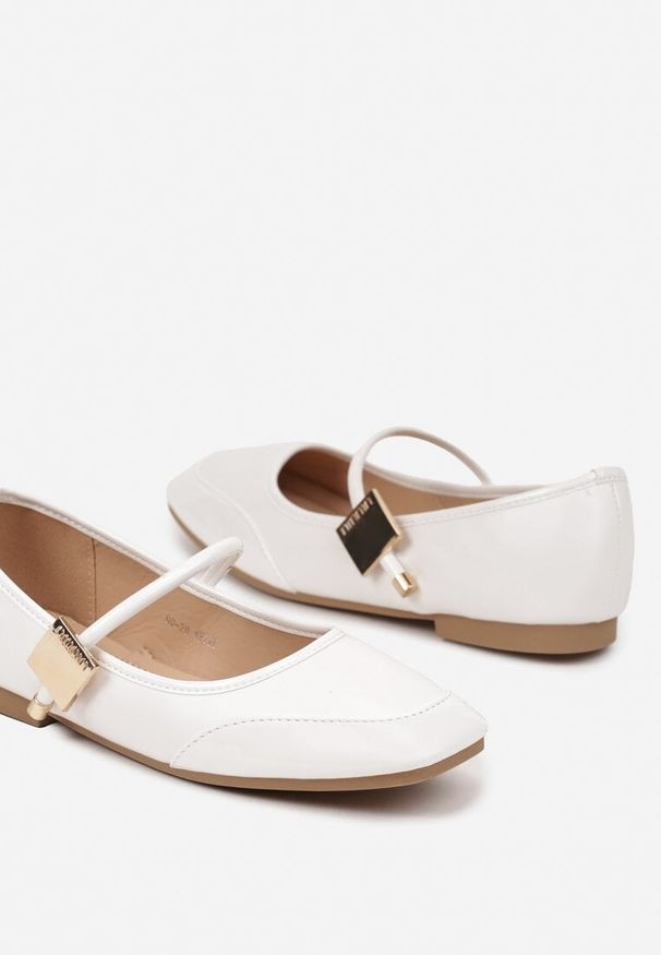 Renee - Białe Balerinki z Lakierowaną Wstawką i Ozdobną Sprzączką Neorwen. Okazja: na co dzień. Zapięcie: sprzączka. Kolor: biały. Materiał: lakier. Sezon: wiosna, lato. Obcas: na obcasie. Styl: elegancki, casual. Wysokość obcasa: niski