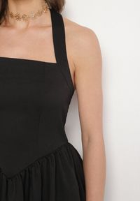Born2be - Czarna Rozkloszowana Sukienka Vices z Paskiem na Szyję Nelimira. Okazja: na co dzień. Kolor: czarny. Wzór: aplikacja. Styl: elegancki, casual