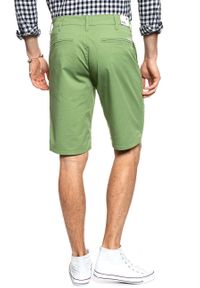 Wrangler - SPODENKI MĘSKIE WRANGLER CHINO SHORT JADE GREEN W14AKM33H. Wzór: aplikacja #4