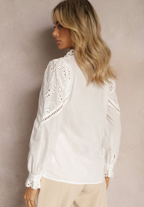 Renee - Biała Klasyczna Koszula w Stylu Boho z Bawełny z Ażurową Koronką Tilhila. Kolor: biały. Materiał: bawełna, koronka. Wzór: ażurowy, koronka. Styl: boho, klasyczny