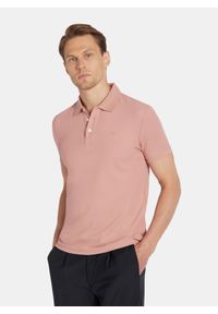 Pako Lorente - PAKO LORENTE - Różowy t-shirt polo na trzy guziczki. Okazja: na co dzień. Typ kołnierza: polo. Kolor: czerwony, oliwkowy, różowy. Materiał: poliester, bawełna. Sezon: jesień. Styl: casual #1