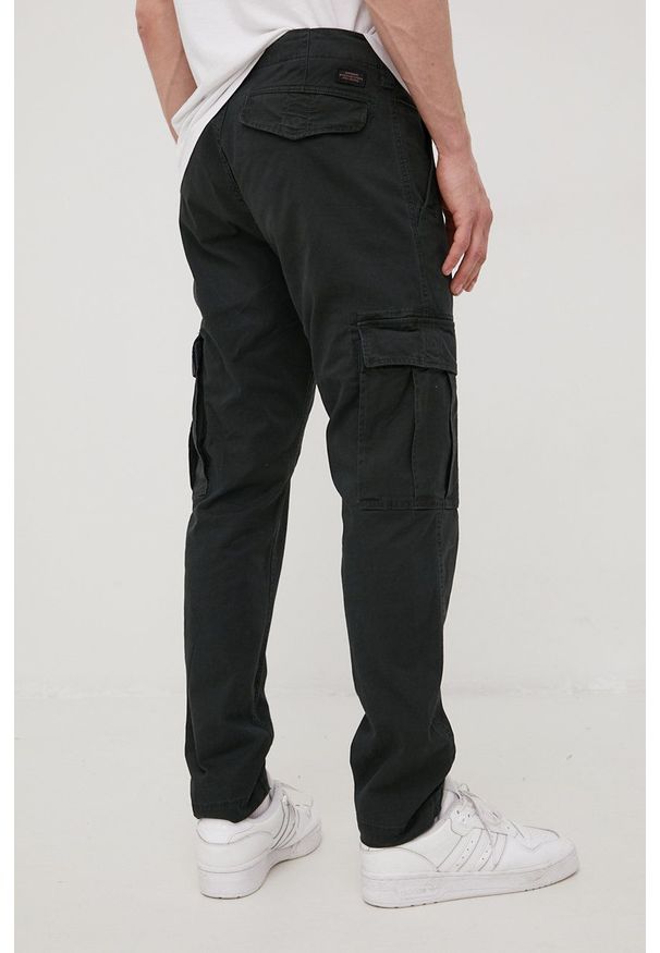 Superdry spodnie męskie kolor czarny dopasowane. Kolor: czarny. Materiał: tkanina