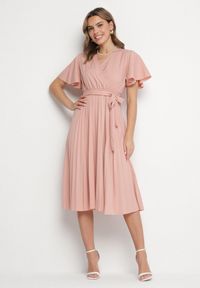 Born2be - Różowa Sukienka Plisowana z Dekoltem w V z Paskiem w Talii Zolseki. Okazja: na co dzień. Kolor: różowy. Styl: casual, klasyczny #1