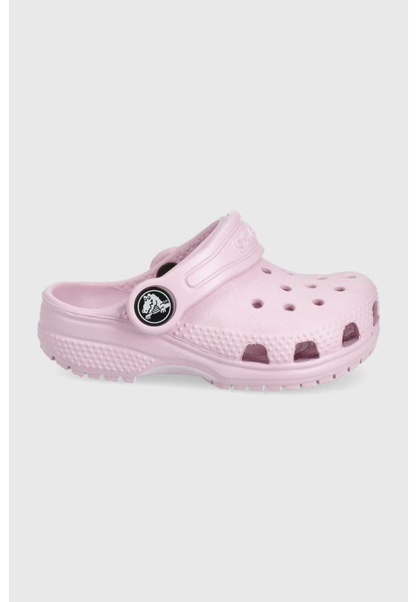 Crocs klapki dziecięce kolor różowy. Kolor: różowy. Materiał: guma, materiał. Wzór: gładki. Obcas: na obcasie. Wysokość obcasa: niski