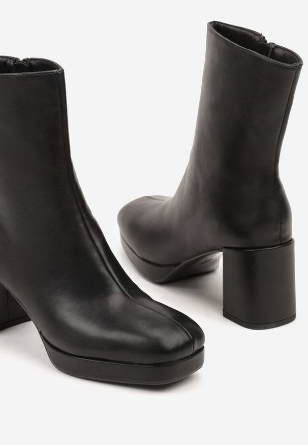Renee - Czarne Botki Vices na Platformie i Słupku Ozdobione z Kwadratowym Noskiem Faleanna. Okazja: na co dzień. Zapięcie: zamek. Kolor: czarny. Materiał: jeans. Wzór: aplikacja. Obcas: na platformie. Styl: casual