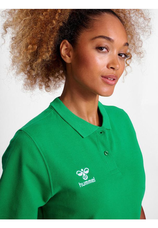 Damska koszulka polo Hummel Go 2.0. Typ kołnierza: polo. Kolor: zielony. Materiał: tkanina
