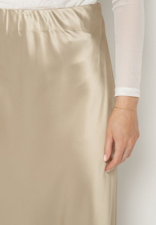Born2be - Beżowa Satynowa Spódnica z Wysokim Stanem Pillineira. Okazja: na co dzień. Stan: podwyższony. Kolor: beżowy. Materiał: satyna. Styl: klasyczny, casual, elegancki