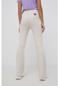 Tommy Jeans spodnie damskie kolor beżowy gładkie. Stan: podwyższony. Kolor: beżowy. Materiał: dzianina, materiał, wiskoza. Wzór: gładki #4