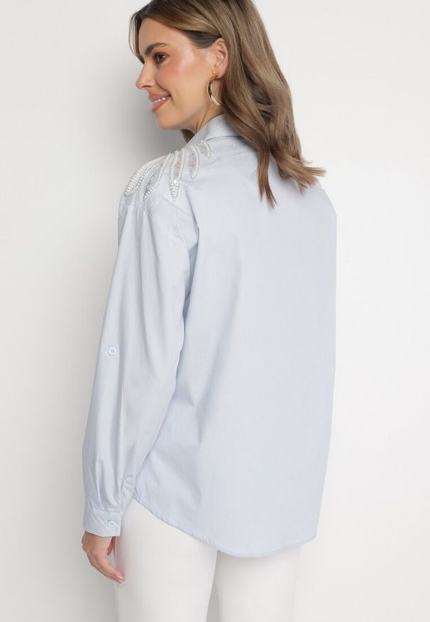 Born2be - Niebieska Koszula z Bawełny Ozdobiona Cekinami Nalaniriel. Okazja: na co dzień. Typ kołnierza: dekolt w kształcie V, kołnierzyk klasyczny. Kolor: niebieski. Materiał: bawełna. Długość rękawa: długi rękaw. Długość: długie. Wzór: aplikacja. Styl: casual, klasyczny