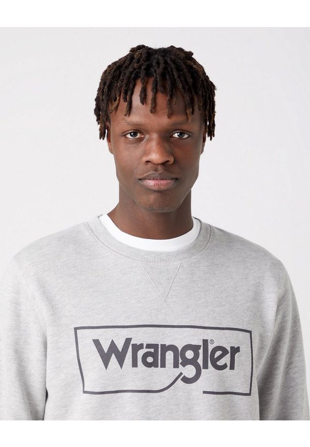 Wrangler - WRANGLER FRAME LOGO CREW MĘSKA BLUZA NADRUK MID GREY W662HAX37 112320241. Okazja: na co dzień. Materiał: bawełna, jeans. Długość rękawa: długi rękaw. Długość: długie. Wzór: nadruk. Styl: klasyczny, casual