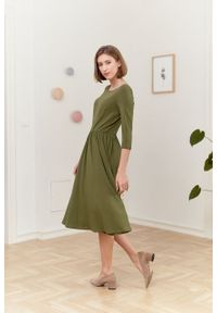 Marie Zélie - Sukienka Emelina oliwkowa. Kolor: oliwkowy. Materiał: wiskoza, dzianina, materiał, elastan, guma. Styl: klasyczny. Długość: midi #7