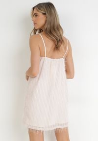 Born2be - Beżowa Sukienka Mini z Cienkimi Frędzlami i Kwadratowym Dekoltem Lockia. Typ kołnierza: dekolt kwadratowy. Kolor: beżowy. Długość rękawa: na ramiączkach. Długość: mini #3