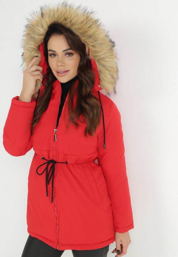 Born2be - Czerwona Kurtka Hekadina. Kolor: czerwony. Materiał: futro, materiał. Wzór: moro. Styl: militarny