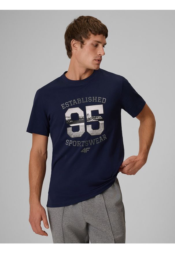 4f - 4F T-shirt regular z nadrukiem męski - granatowy M. Okazja: na co dzień, na spacer. Kolor: niebieski. Materiał: jeans, dzianina, bawełna, dresówka, materiał, jersey. Wzór: nadruk. Styl: casual, klasyczny