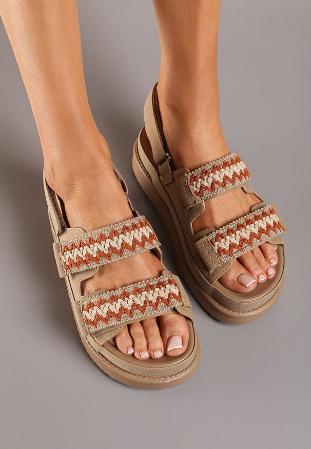 Born2be - Ciemnobeżowe Płaskie Sandały na Grubej Podeszwie Zapinane na Rzepy Tivita. Okazja: na spotkanie biznesowe. Zapięcie: rzepy. Kolor: beżowy. Materiał: len. Styl: biznesowy