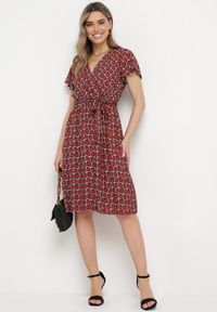 Born2be - Czerwona Sukienka z Wiskozy z Kopertowym Dekoltem i Gumką w Talii Moanalise. Kolor: czerwony. Materiał: wiskoza. Sezon: lato. Typ sukienki: kopertowe #2