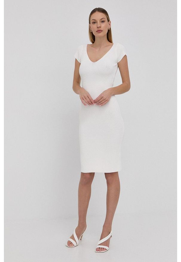 Guess sukienka kolor biały midi dopasowana. Kolor: biały. Materiał: materiał, dzianina. Długość rękawa: krótki rękaw. Wzór: gładki. Typ sukienki: dopasowane. Długość: midi