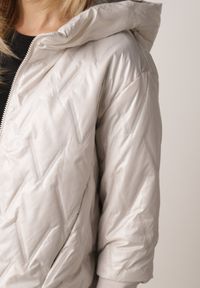 Born2be - Jasnoszara Kurtka z Kapturem Pikowana z Materiałowymi Wykończeniami Sofie. Okazja: na co dzień. Typ kołnierza: kaptur. Kolor: szary. Materiał: materiał. Styl: casual #7