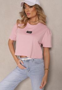 Renee - Różowy T-shirt z Bawełny o Kroju Crop Top Zdobiony Naszywką Adivrea. Okazja: na co dzień. Kolor: różowy. Materiał: bawełna. Wzór: aplikacja. Styl: casual