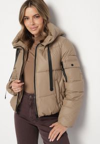 Born2be - Ciemnobeżowa Pikowana Kurtka Puffer z Kapturem i Ozdobnymi Taśmami Relania. Okazja: na co dzień, na spacer. Typ kołnierza: kaptur. Kolor: beżowy. Materiał: skóra, poliester, dzianina. Styl: casual #7