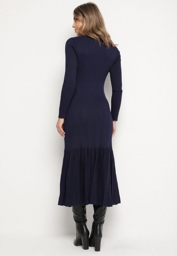 Born2be - Niebieska Taliowana Sukienka z Wiskozą z Guzikami i Rozkloszowanym Dołem Faratila. Okazja: na co dzień. Kolor: niebieski. Materiał: wiskoza. Styl: elegancki, casual, klasyczny