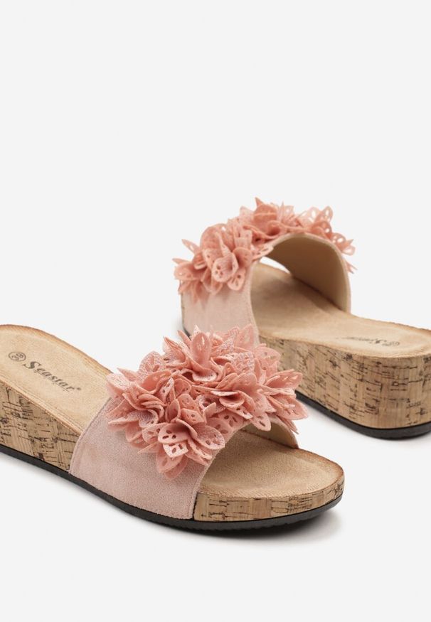 Renee - Różowe Klapki na Koturnie Ozdobione Aplikacją 3D Fevandrae. Okazja: na co dzień. Kolor: różowy. Materiał: jeans. Wzór: aplikacja. Obcas: na koturnie. Styl: casual, elegancki. Wysokość obcasa: średni