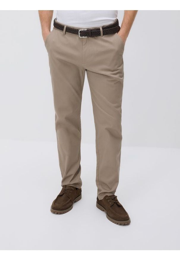 Reserved - Spodnie chino slim z paskiem - brązowy. Kolor: brązowy. Materiał: bawełna, tkanina
