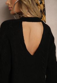 Renee - Czarny Sweter z Dekoltem na Plecach z Ozdobnym Splotem Torleana. Okazja: na co dzień. Typ kołnierza: dekolt na plecach. Kolor: czarny. Materiał: jeans. Długość rękawa: długi rękaw. Długość: długie. Wzór: ze splotem. Styl: klasyczny, elegancki, casual #5