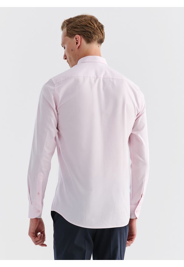 Pako Lorente - PAKO LORENTE – Gładka elegancka koszula męska w kolorze różowym. Typ kołnierza: kołnierzyk klasyczny. Kolor: różowy. Materiał: bawełna. Długość rękawa: długi rękaw. Długość: długie. Wzór: gładki. Styl: elegancki