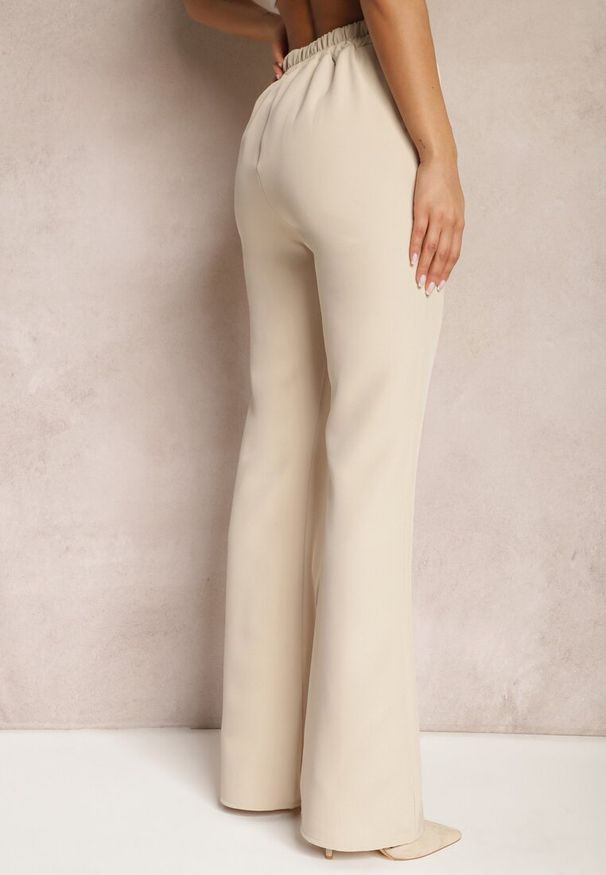 Renee - Beżowe Szerokie Spodnie Garniturowe z Wysokim Stanem i Gumką w Talii Meaba. Stan: podwyższony. Kolor: beżowy. Materiał: materiał. Wzór: aplikacja, gładki. Styl: klasyczny