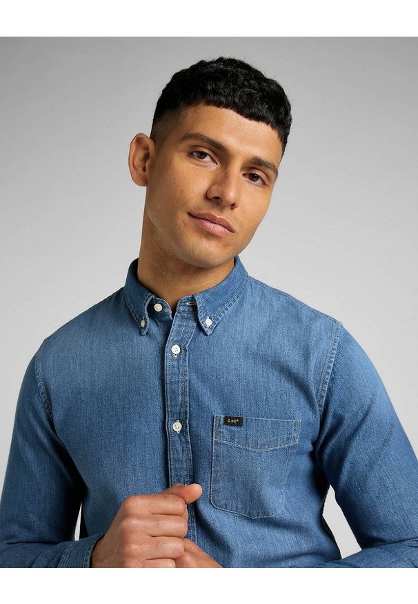 Lee - LEE BUTTON DOWN MĘSKA KOSZULA JEANSOWA TIDE BLUE L880CUQK 112322534. Typ kołnierza: button down. Materiał: jeans