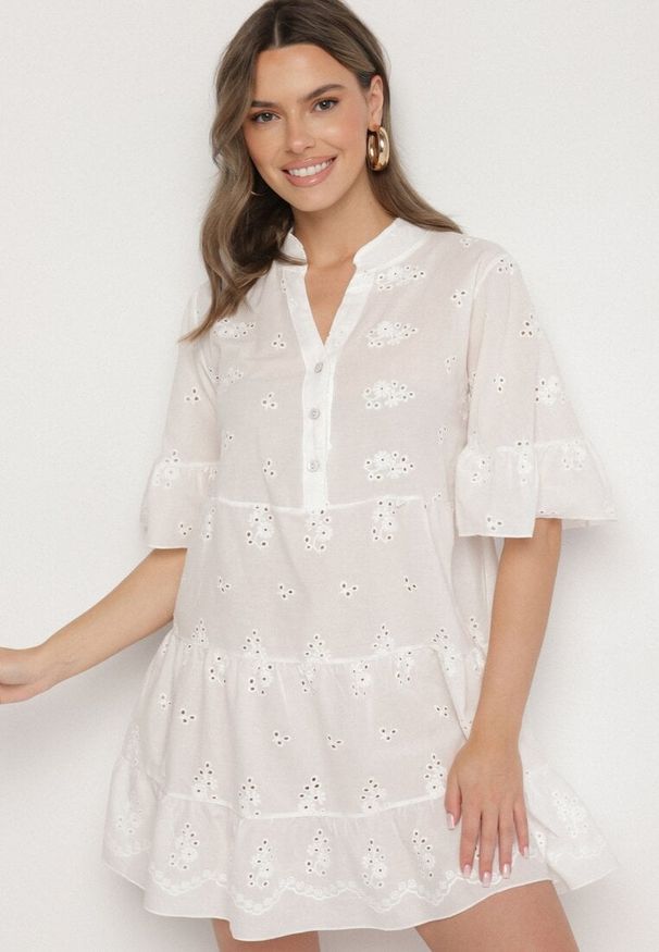 Born2be - Biała Bawełniana Sukienka z Haftowanej Tkaniny o Koszulowym Kroju z Falbanami Filidwena. Okazja: na co dzień. Typ kołnierza: kołnierzyk klasyczny. Kolor: biały. Materiał: bawełna, tkanina. Wzór: haft. Typ sukienki: koszulowe. Styl: boho, casual, klasyczny, elegancki
