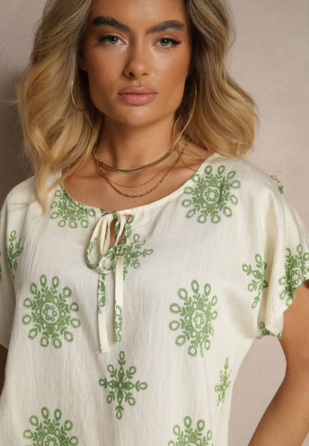 Renee - Zielono-Beżowa Bluzka z Wiskozą z Krótkim Rękawem Zdobiona Wiązaniem i Wzorem Boho Dannilsa. Okazja: na co dzień. Kolor: zielony. Materiał: wiskoza. Długość rękawa: krótki rękaw. Długość: krótkie. Wzór: aplikacja. Sezon: lato. Styl: boho