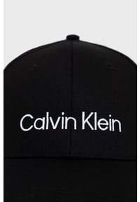 Calvin Klein czapka bawełniana kolor czarny z aplikacją. Kolor: czarny. Materiał: bawełna. Wzór: aplikacja