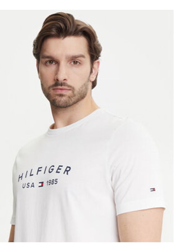 TOMMY HILFIGER - Tommy Hilfiger T-Shirt Fathers Day MW0MW39356 Biały Regular Fit. Kolor: biały. Materiał: bawełna