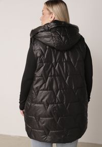 Born2be - Czarna Kamizelka z Nieodpinanym Kapturem i Geometrycznym Pikowaniem Kalousa. Okazja: na co dzień. Kolor: czarny. Materiał: jeans, dresówka. Długość rękawa: długi rękaw. Wzór: geometria. Styl: casual, klasyczny #3