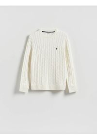 Reserved - Sweter z warkoczowym splotem - złamana biel. Materiał: dzianina, bawełna. Wzór: ze splotem